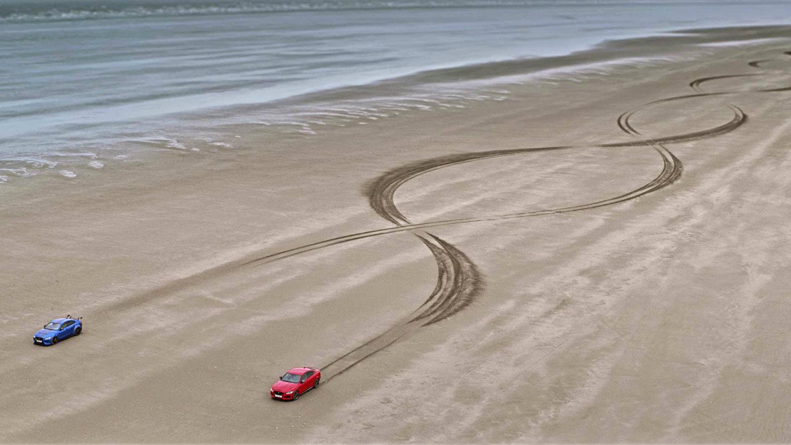 Δύο Jaguar δημιουργούν «έργο τέχνης».