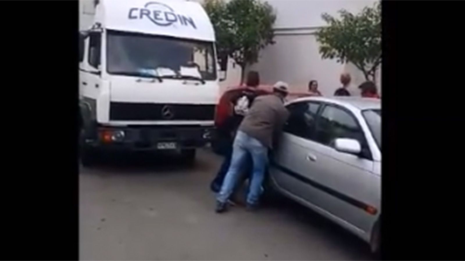 Το πρώτο περιστατικό έλαβε χώρα στην οδό Κ. Μητσοτάκη.