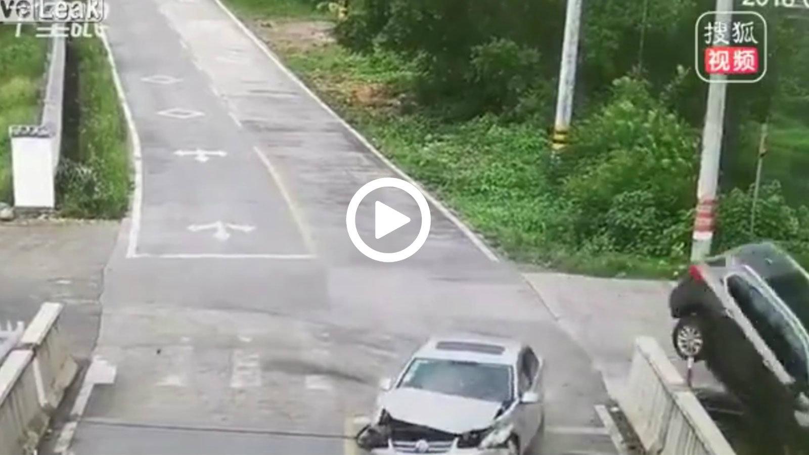 SUV βουτά σε κανάλι