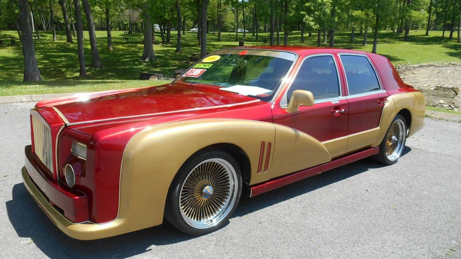 Tο συγκεκριμένο αυτοκίνητο πρόκειται για μία Lincoln Town Car δεύτερης γενιάς.