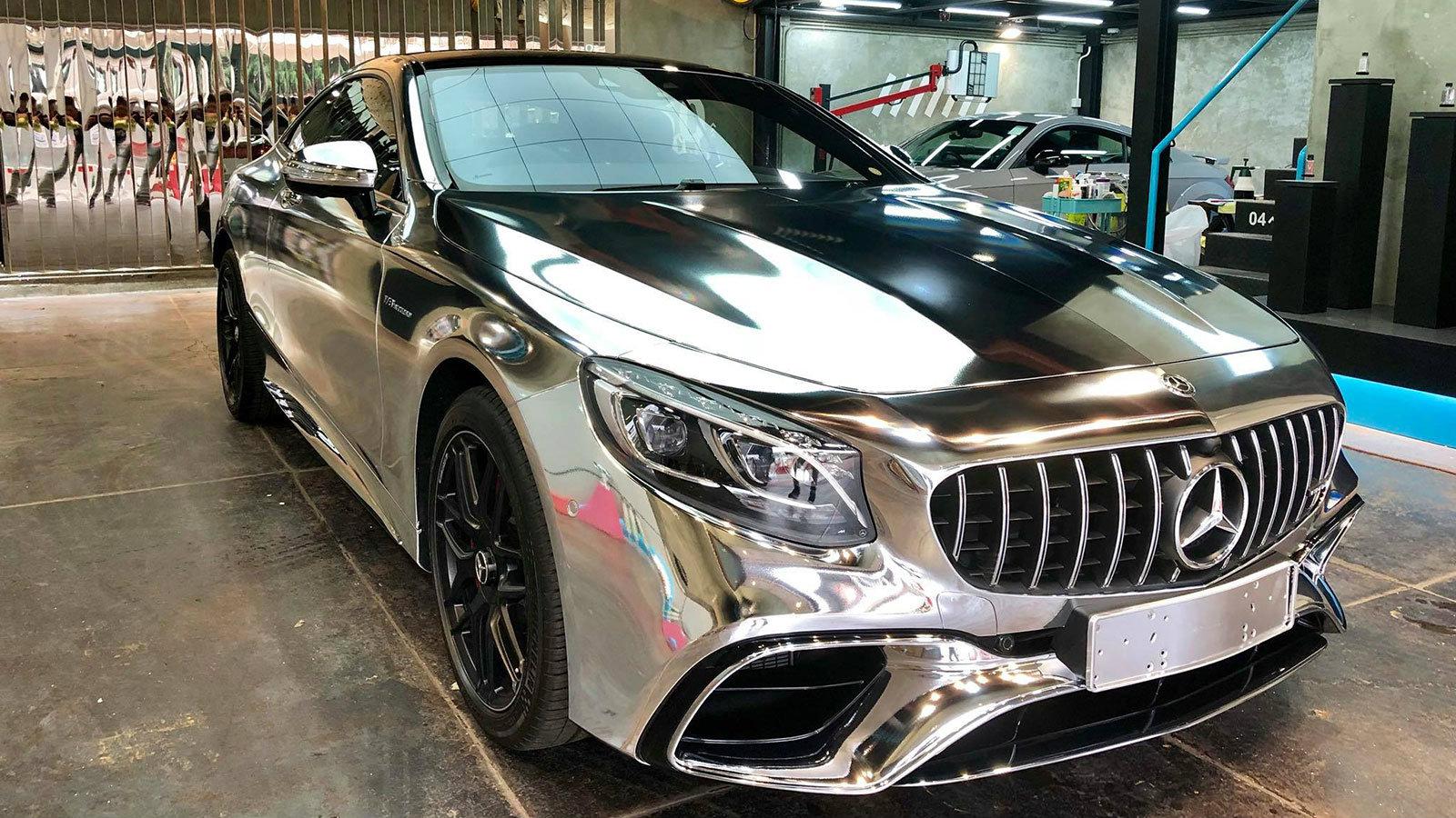 Tο γερμανικό κουπέ έχει αποκτήσει μία ολοκληρωτικά ασημένια εμφάνιση.