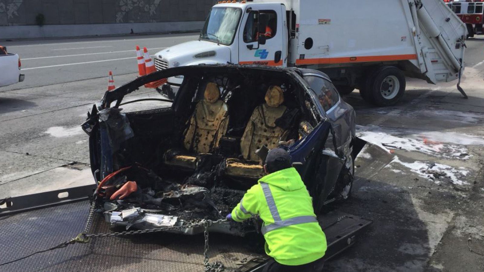 Αναφορές κάνουν λόγο ότι η μπαταρία του Model X άρχισε να εκρήγνυται ξανά, ακόμα και αν πέρασαν έξι μέρες από την ημέρα που έγινε το ατύχημα. 