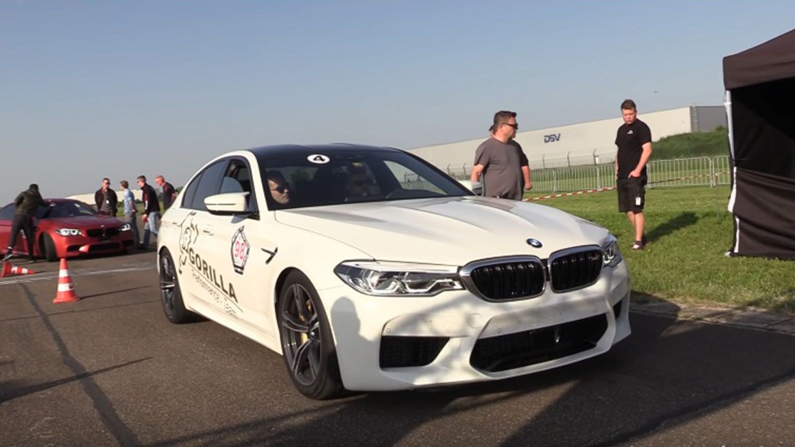 Aναμένεται πως τα 0-100 χλμ./ώρα γίνονται πλέον σε κάτι λιγότερο από 3 δευτερόλεπτα.
