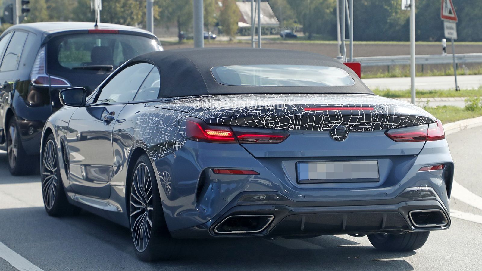 Το χρώμα της 8άρας εδώ είναι το Barcelona Blue.