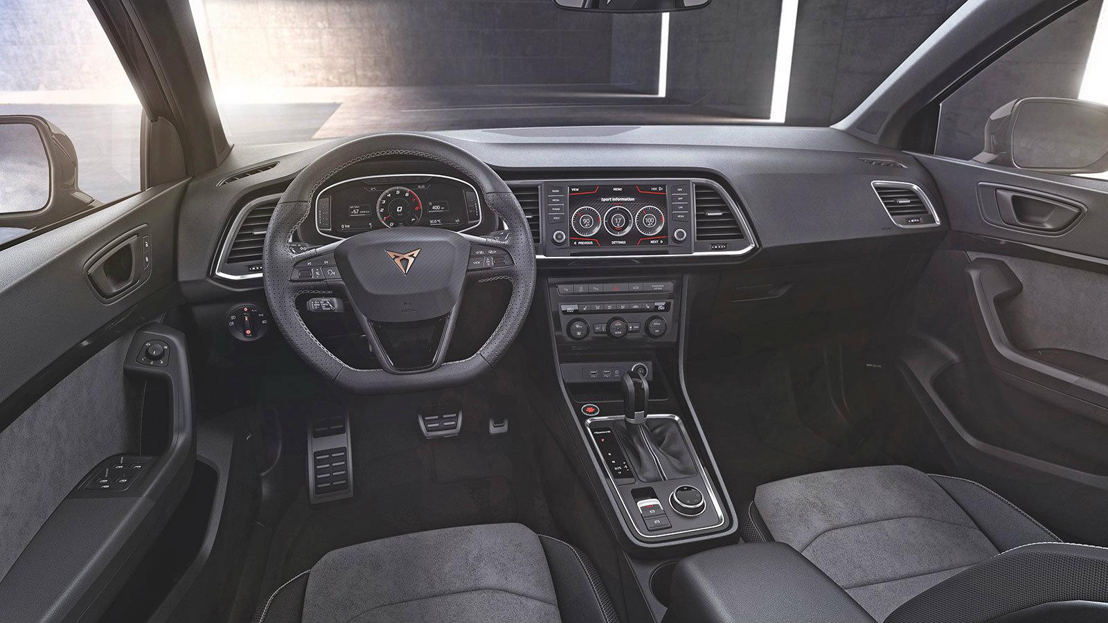 Σπορ εσωτερικό με αλουμινένια πεντάλ, alcantara και φυσικά μαύρο γυαλιστερό πλαστικό