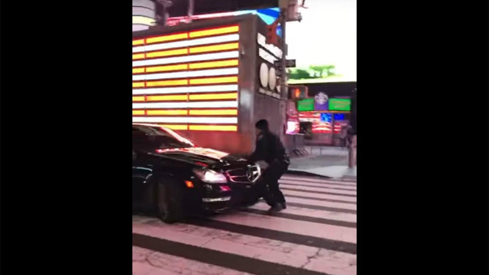 Ο αστυνομικός του τμήματος της Νέας Υόρκης στάθηκε πολύ τυχερός, όταν προσπάθησε να σταματήσει τον οδηγό ενός αυτοκινήτου που έκανε burnout. 