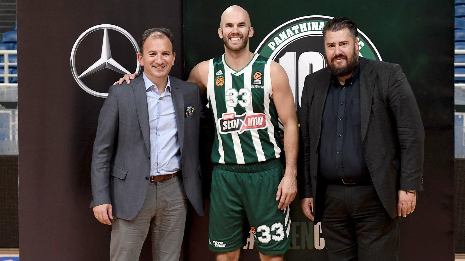 Οι Νίκος Πρέζας (αριστερά) και Αριστείδης Χριστόπουλος (δεξιά), μαζί με τον αρχηγό του μπασκετικού Παναθηναϊκού, Νικ Καλάθη. 