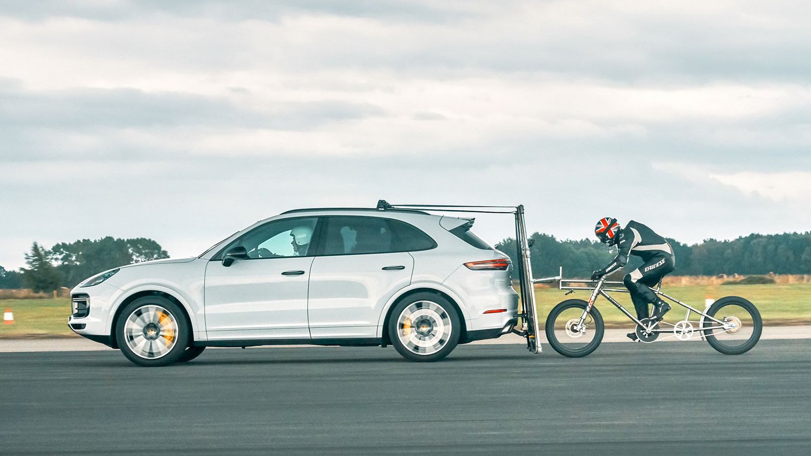 Η Porsche Cayenne Turbo προτιμήθηκε λόγω τους μεγέθους της και της ικανότητας της να επιταχύνει πολύ γρήγορα σε ευθεία γραμμή.