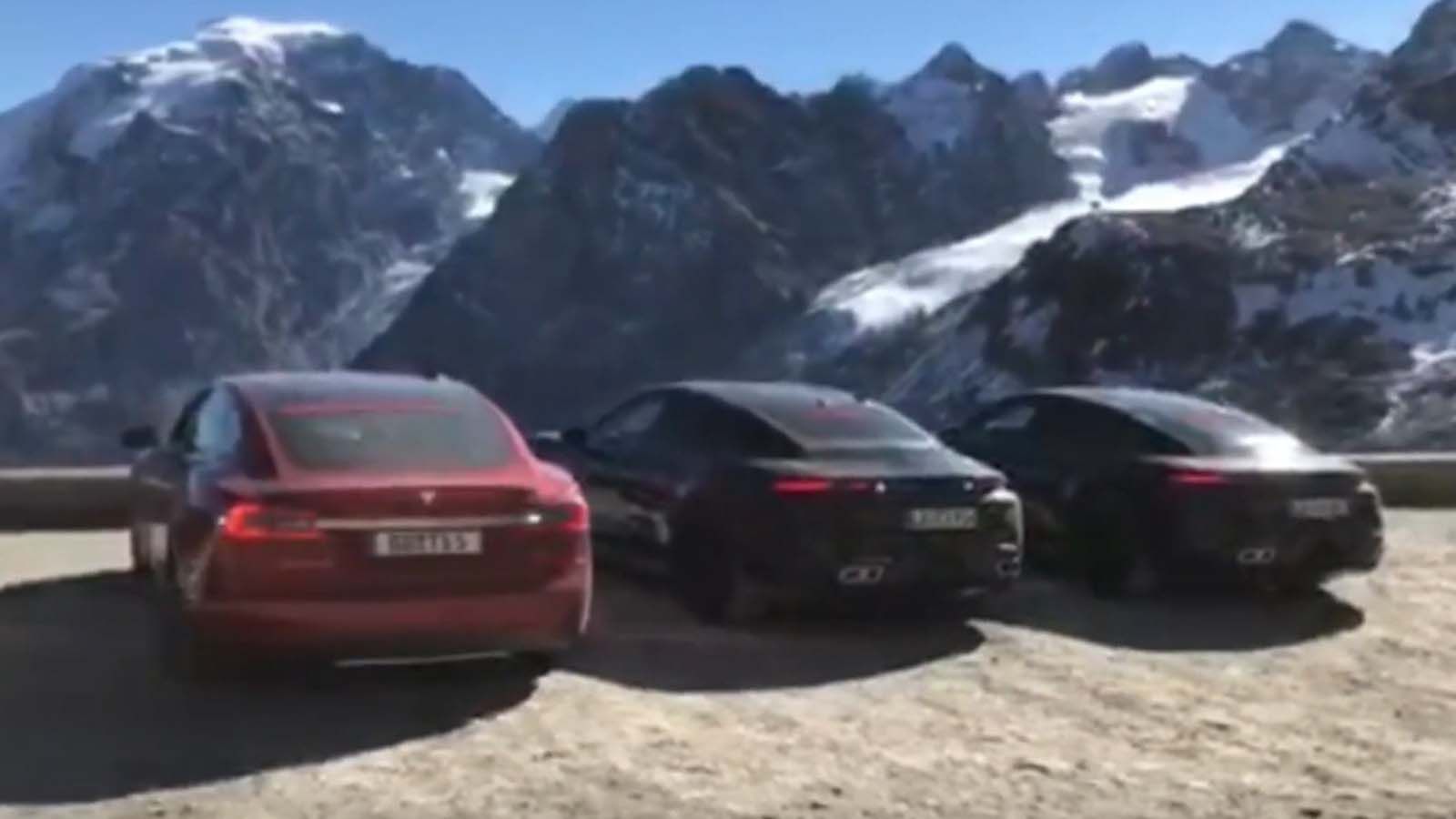 To πιο πιθανό ενδεχόμενο είναι ότι η Porsche θέλησε να συγκρίνει τα δύο μοντέλα στο τομέα της αυτονομίας και της εξοικονόμησης ενέργειας.