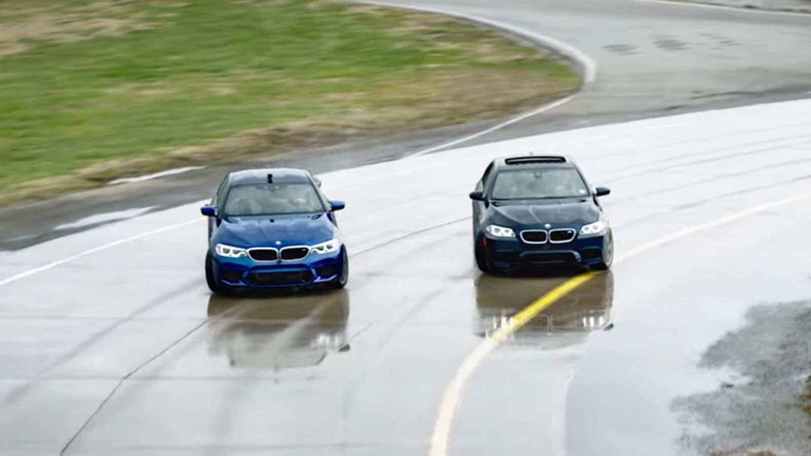 Κάτω από το καπό της νέας M5 εδράζει η νεότερη βελτιωμένη έκδοση του M TwinPower Turbo V8 κινητήρα χωρητικότητας 4,4 λτ.