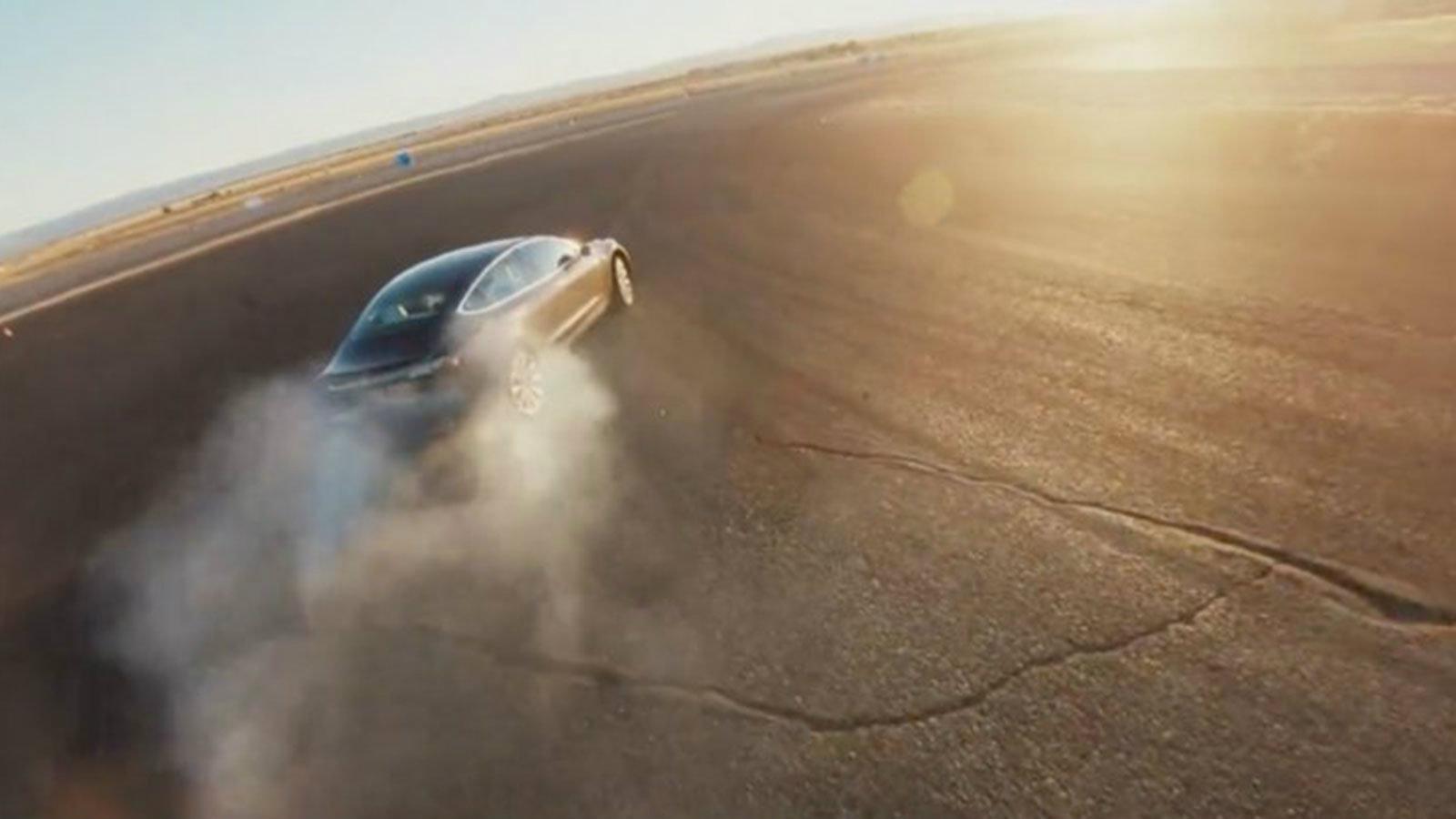 Ένα νέο οδηγικό mode για την κορυφαία έκδοση του Model 3 προσφέρει η Tesla.