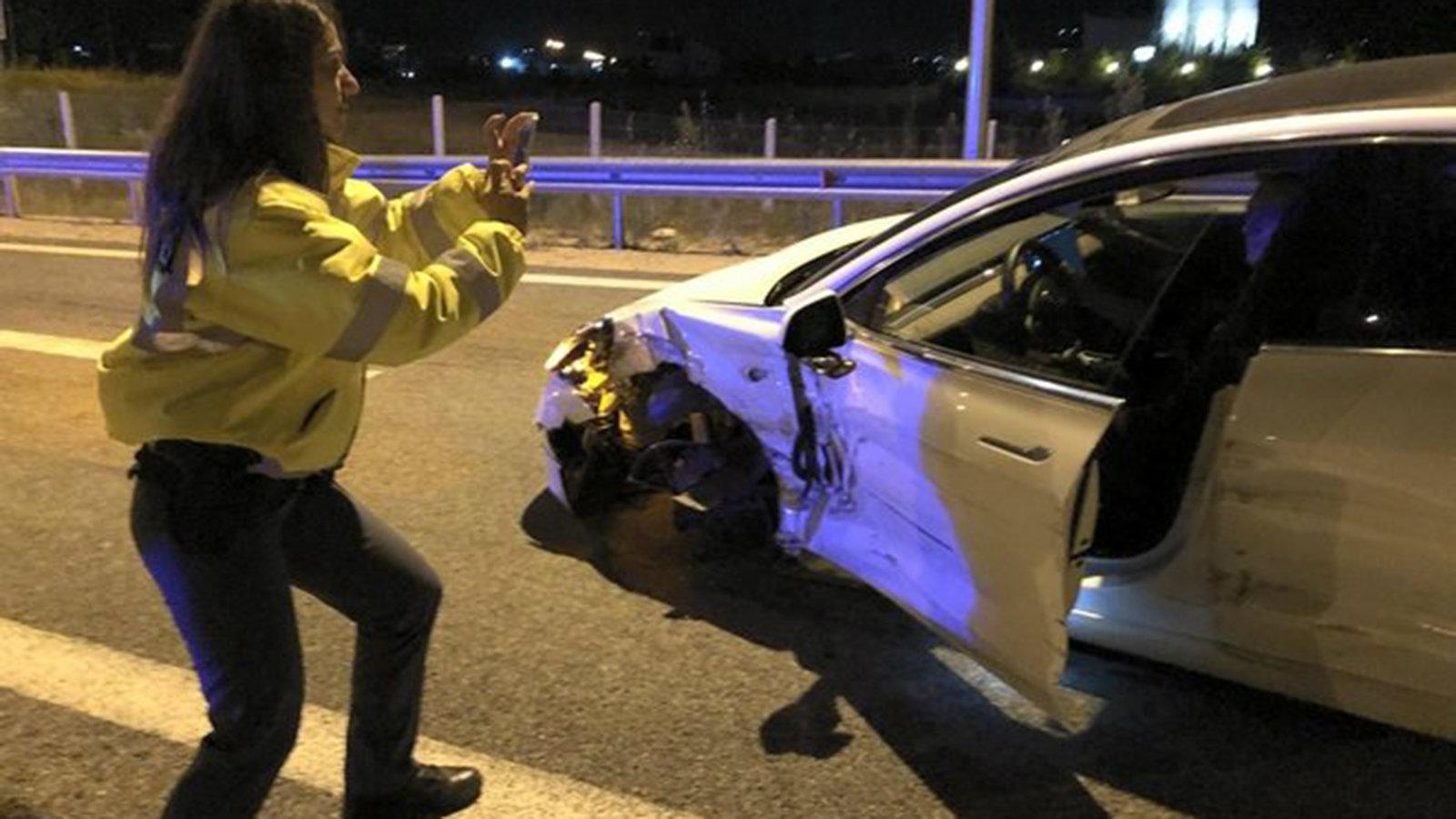 Το αυτοκίνητο άλλαξε απότομα κατεύθυνση και προσέκρουσε στις μπαριέρες με αποτέλεσμα να υποστεί μεγάλες υλικές ζημιές.