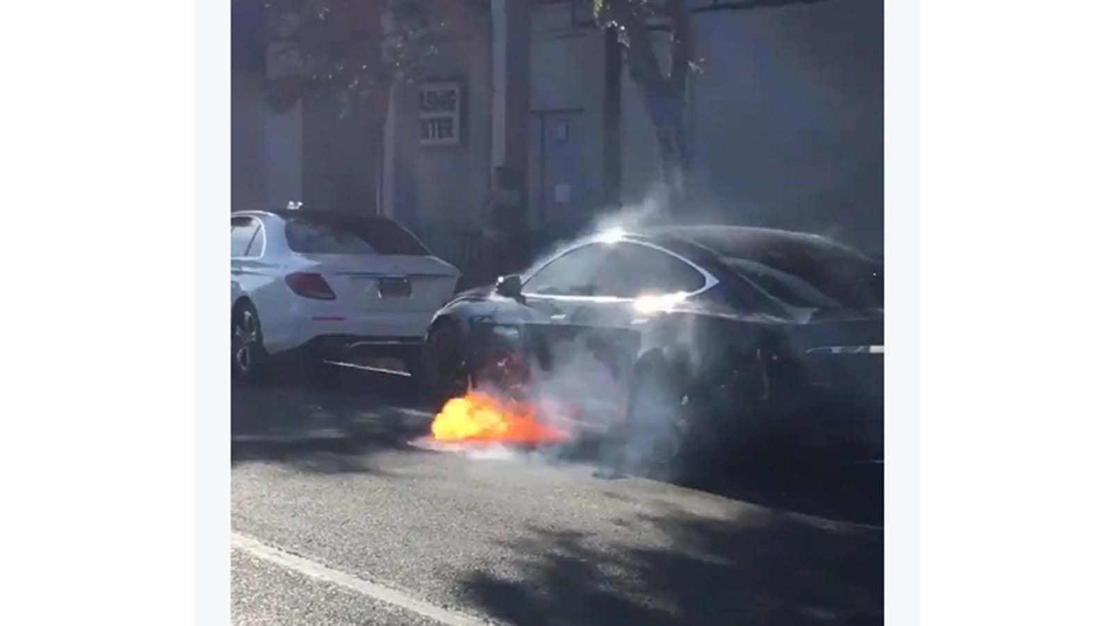 Μετά από λίγο έφτασαν στο σημείο οι υπηρεσίες έκτακτης ανάγκης.