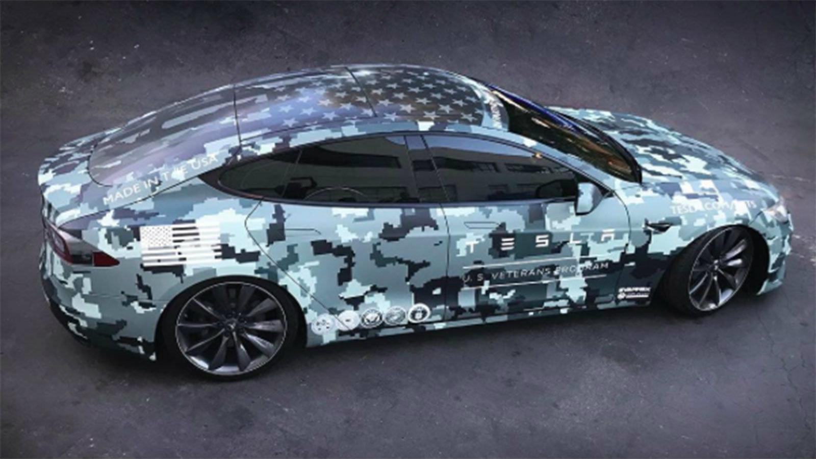 Ειδικοδυναμίτης «ντύθηκε» ένα Tesla Model S.