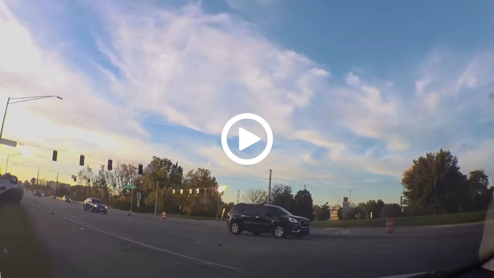 Διεμβόλισε 2 αυτοκίνητα στο αντίθετο ρεύμα [video]