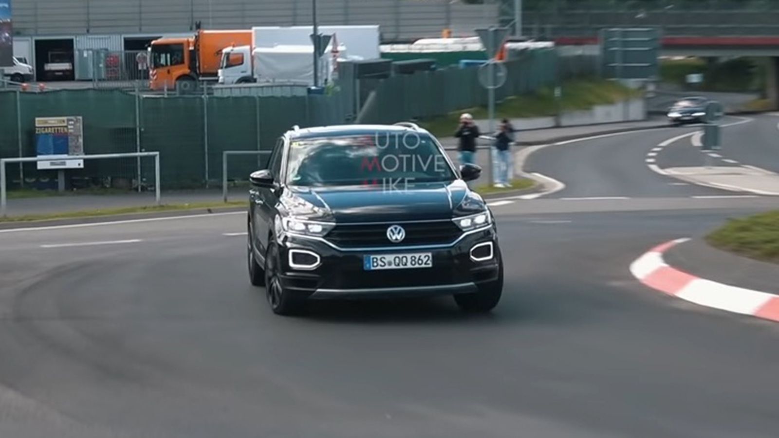 To T-Roc R χωρίς καμουφλάζ αλλα με εμφάνιση ίδια με του «απλού».