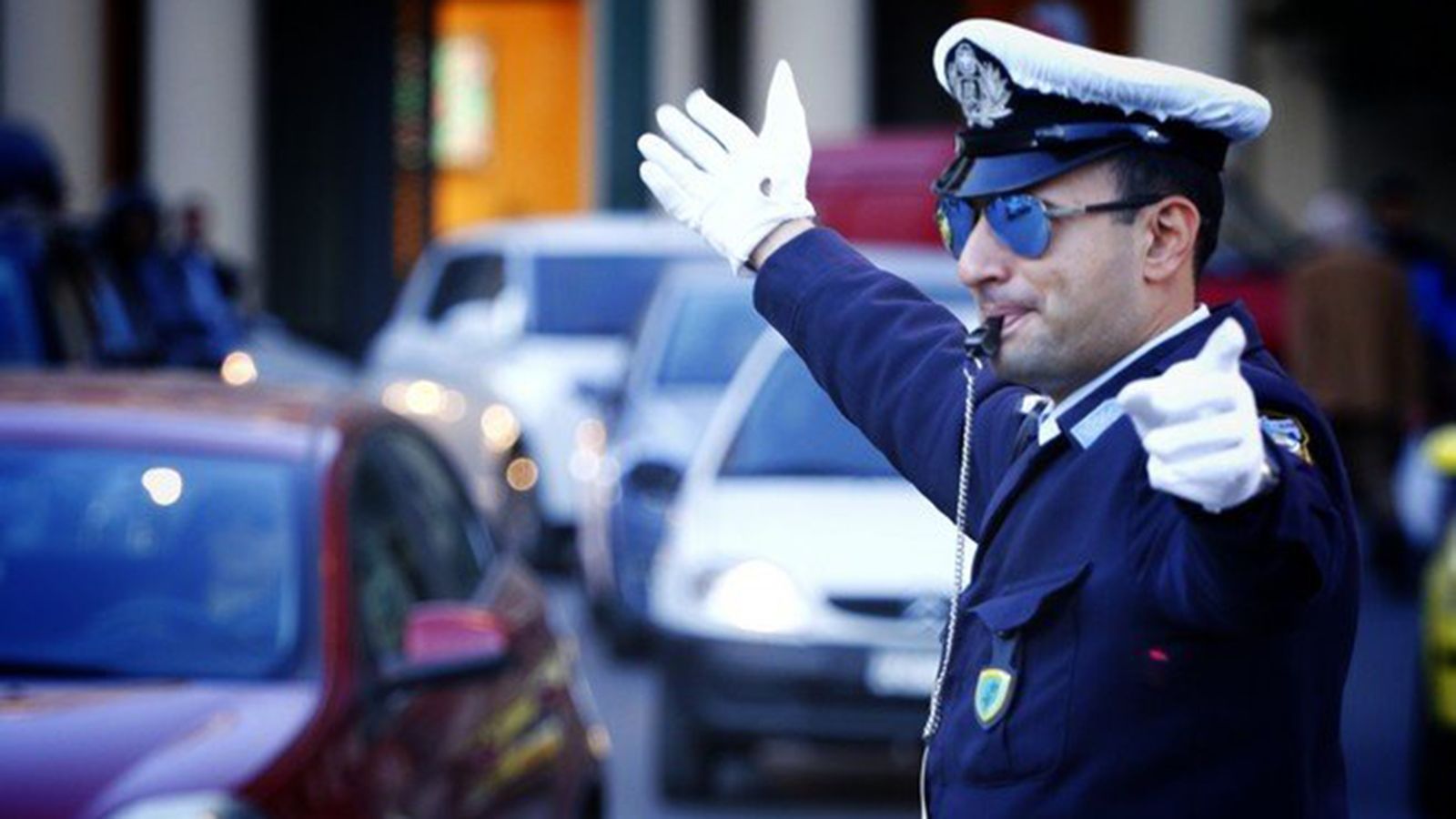 Παρακαλούνται οι οδηγοί να ακολουθούν τα σήματα και τις υποδείξεις των ρυθμιστών τροχονόμων.