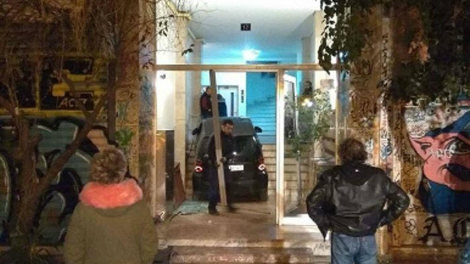 Οι δύο επιβαίνοντες του smart αμέσως έτρεξαν να διαφύγουν από το σημείο.