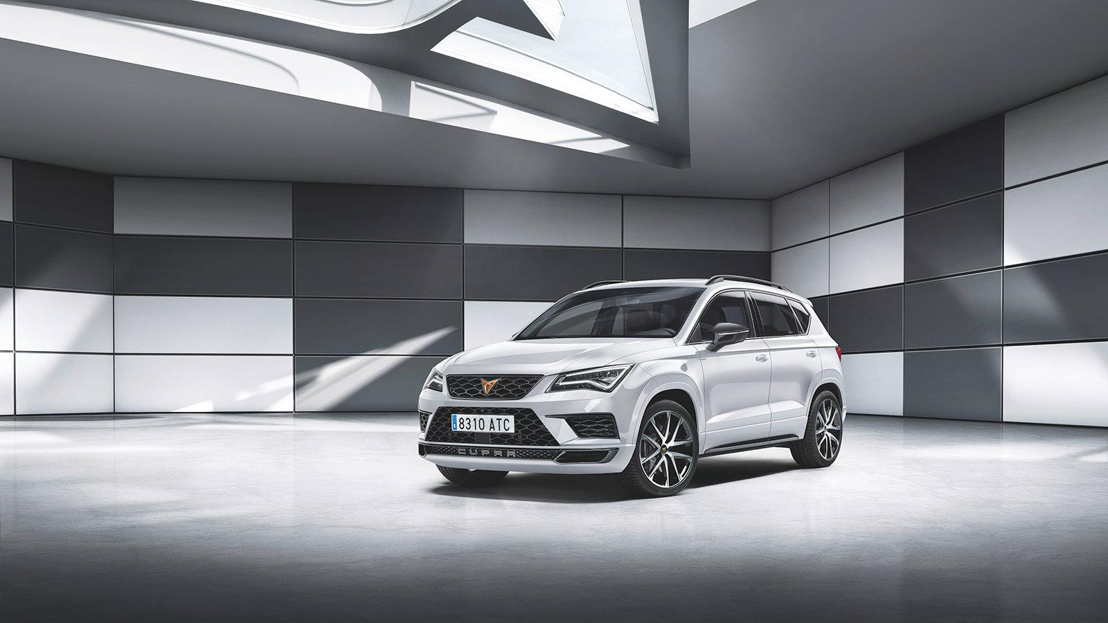 Τεράστιοι τροχοί 20 ιντσών, εισαγωγείς αέρα εμπρός και φυσικά το σήμα της Cupra στη μάσκα