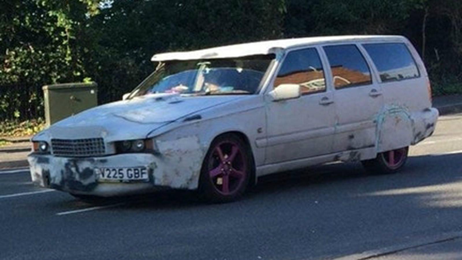 Και όμως αυτό το αυτοκίνητο κυκλοφορεί κανονικά στους δρόμους.