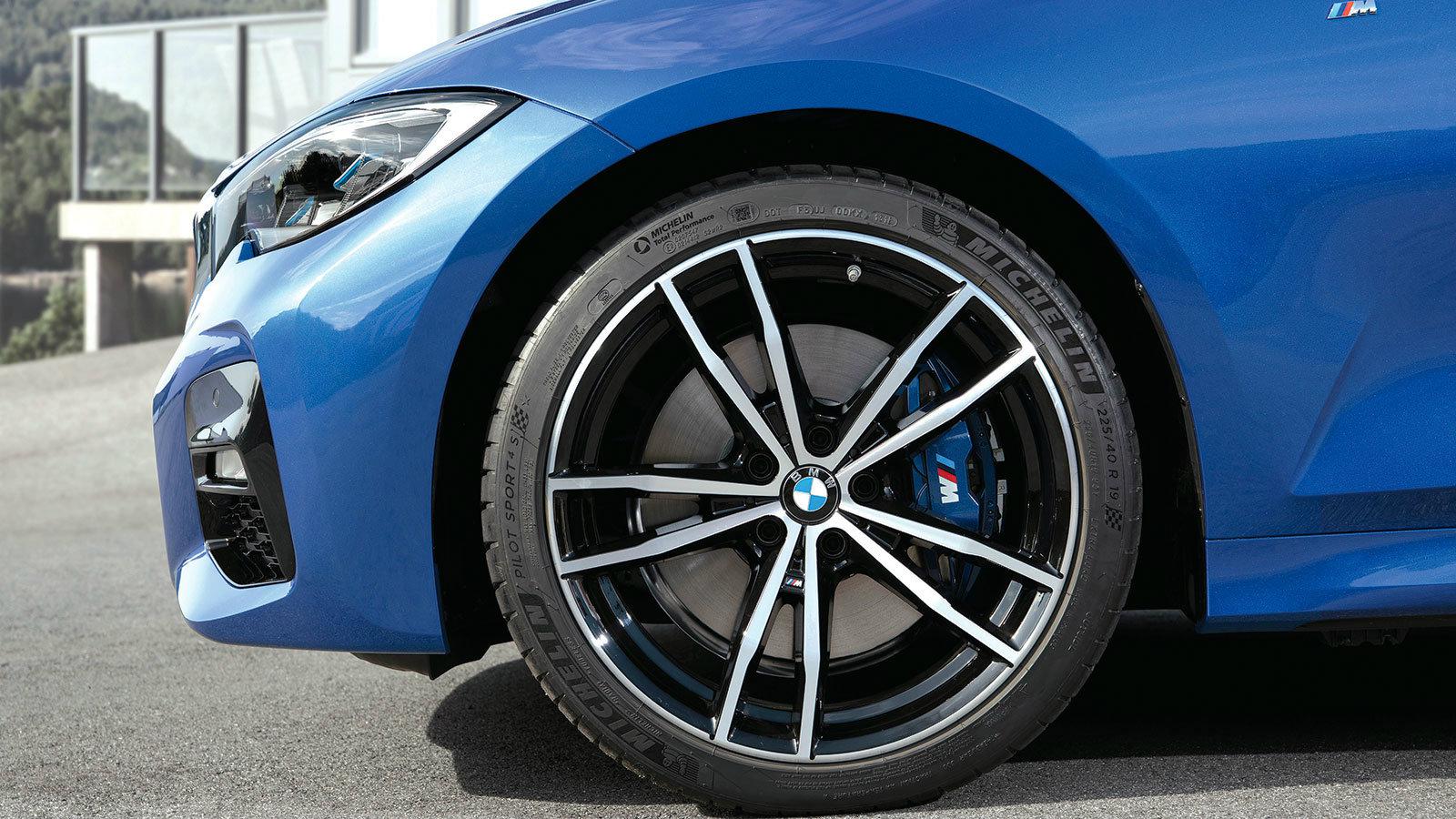 Τυπική Σειρά 3: εξαιρετικά μικρή προεξοχή μπροστά. Νέα σπορ φρένα με μπλε δαγκάνες και τοξική απόκριση.