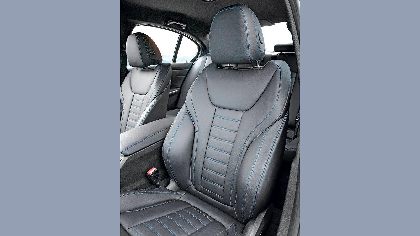 Πιο ευρύχωρο το μπροστινό μέρος και περισσότερος χώρος για τα πόδια στο πίσω μέρος, δημιουργούν την απαραίτητη άνεση για μεγάλες αποστάσεις, στη μεσαί