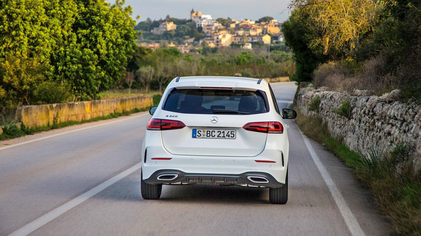 Ο σχεδιαστικός οίστρος φαίνεται να εξαντλήθηκε στο υπόλοιπο αμάξωμα, καθώς το πίσω τμήμα της B-Class είναι μάλλον λιτό, στερούμενο σχεδιαστικής φαντασ