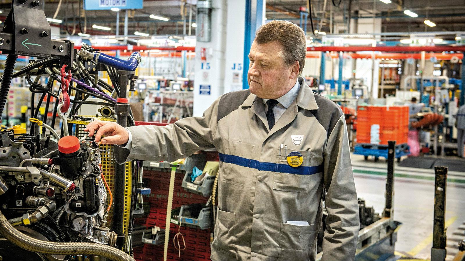 Ο Mihai Alexa (59) είναι ο τεχνικός διευθυντής του εργοστασίου της Dacia. Βρίσκεται εδώ από το 1985 και έχει για προσωπικό του αυτοκίνητο από το 2005 