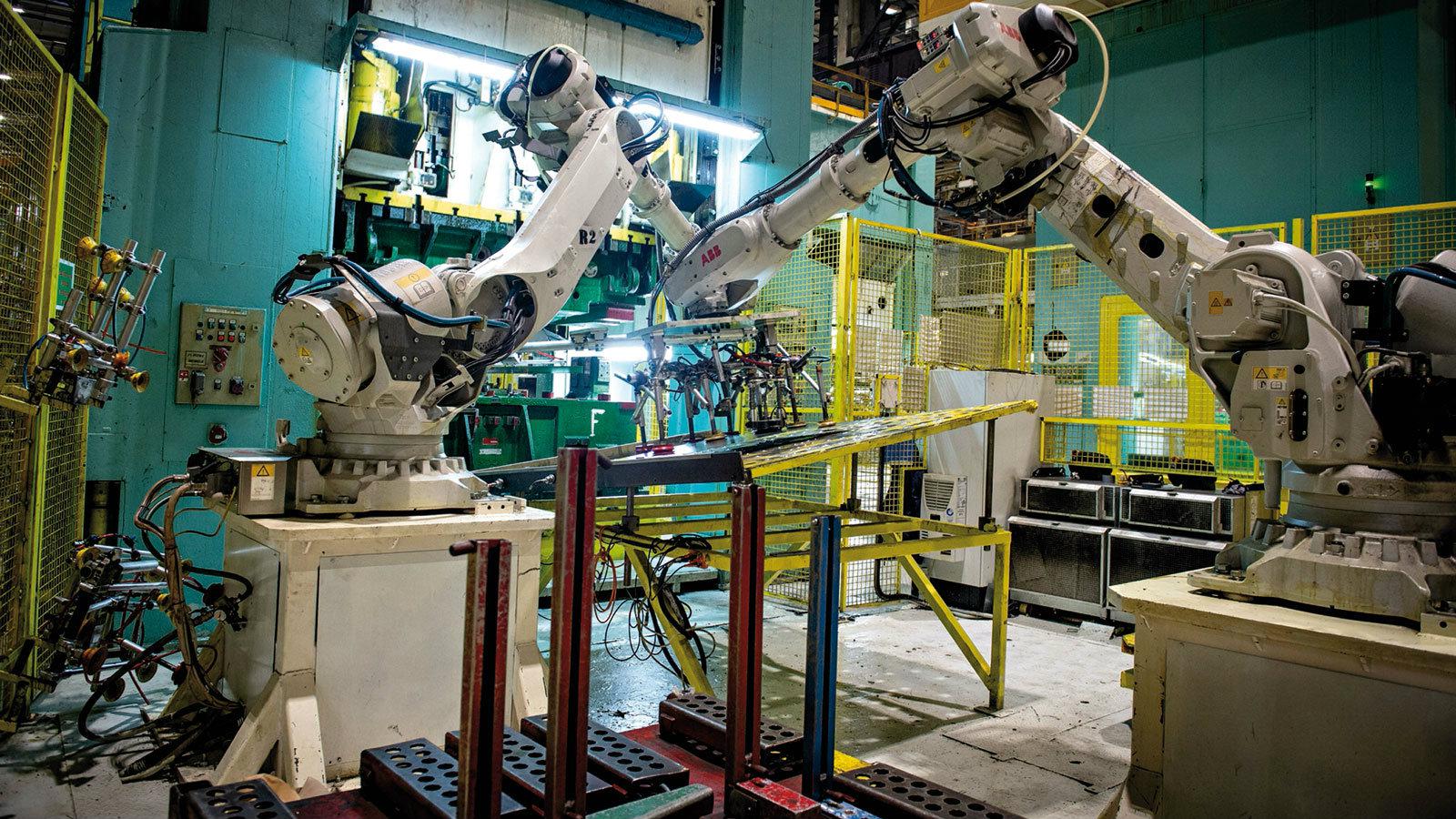 Τα σύγχρονα ρομπότ τοποθετούν τις μεταλλικές πλάκες στα πρέσες. Μέχρι πρόσφατα, υπήρχαν ακόμα άνθρωποι εδώ.