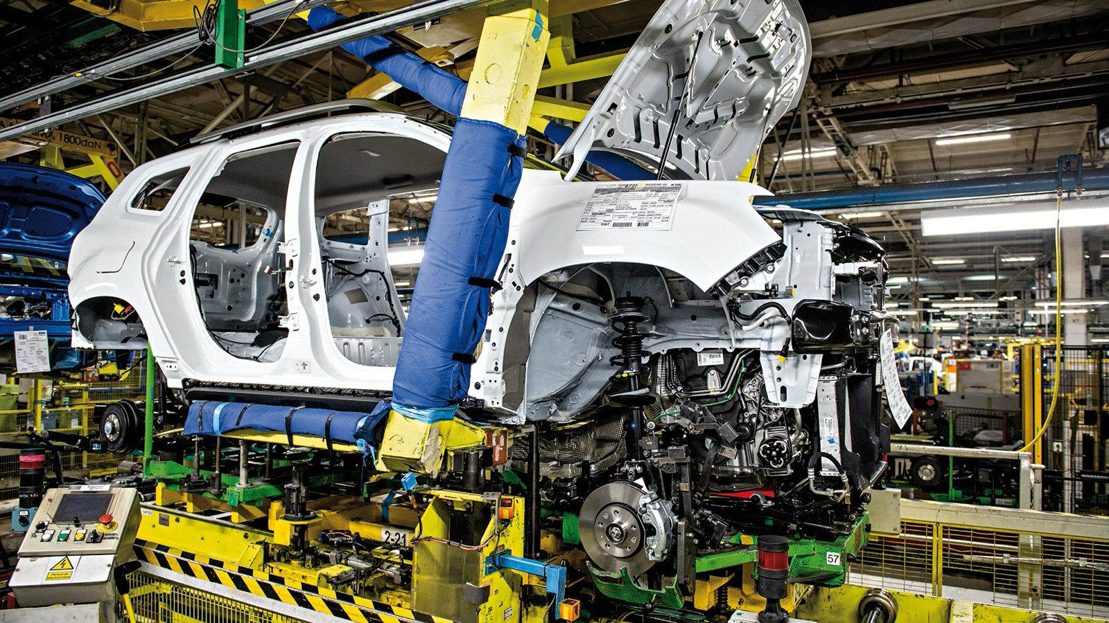 Αυτό ονομάζεται γάμος. Το πλαίσιο και ο κινητήρας συγχωνεύονται σε μία μονάδα. Οι πόρτες συναρμολογούνται για πρώτη φορά μετά τη βαφή.