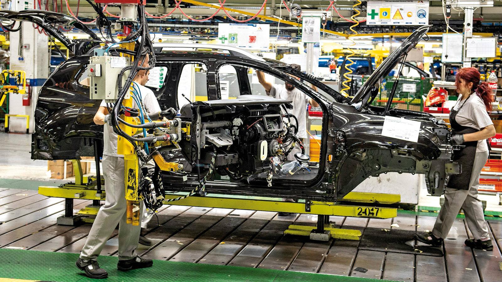 Ο προκατασκευασμένος πίνακας οργάνων εγκαθίσταται σαν ενιαίο κομμάτι στο Duster.