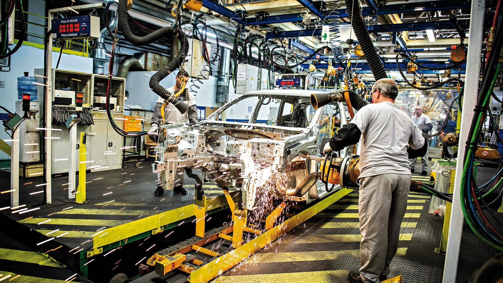 2019: Το σώμα του νέου Dacia Duster γεννιέται ακόμα και τώρα, εν μέρει με το χέρι. Οι εργαζόμενοι έχουν οκτάωρες βάρδιες και, επί του παρόντος, δουλει