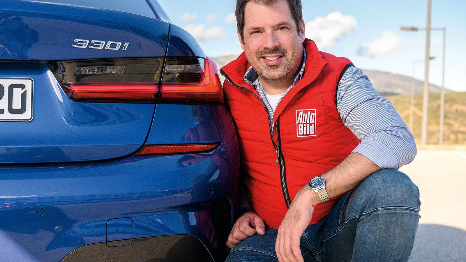 Τα επίπεδα πίσω φωτιστικά σε σχήμα L και το διπλό σύστημα εξάτμισης χαρακτηρίζουν το πίσω μέρος, στη συγκεκριμένη περίπτωση με το πακέτο M-Sport.