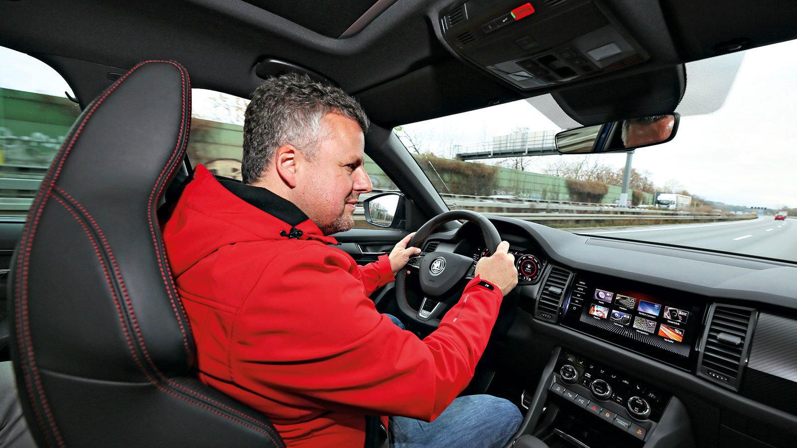 Σύντομο αστείο! Ο συντάκτης μπορεί να ελέγξει το RS με το flat τιμόνι.