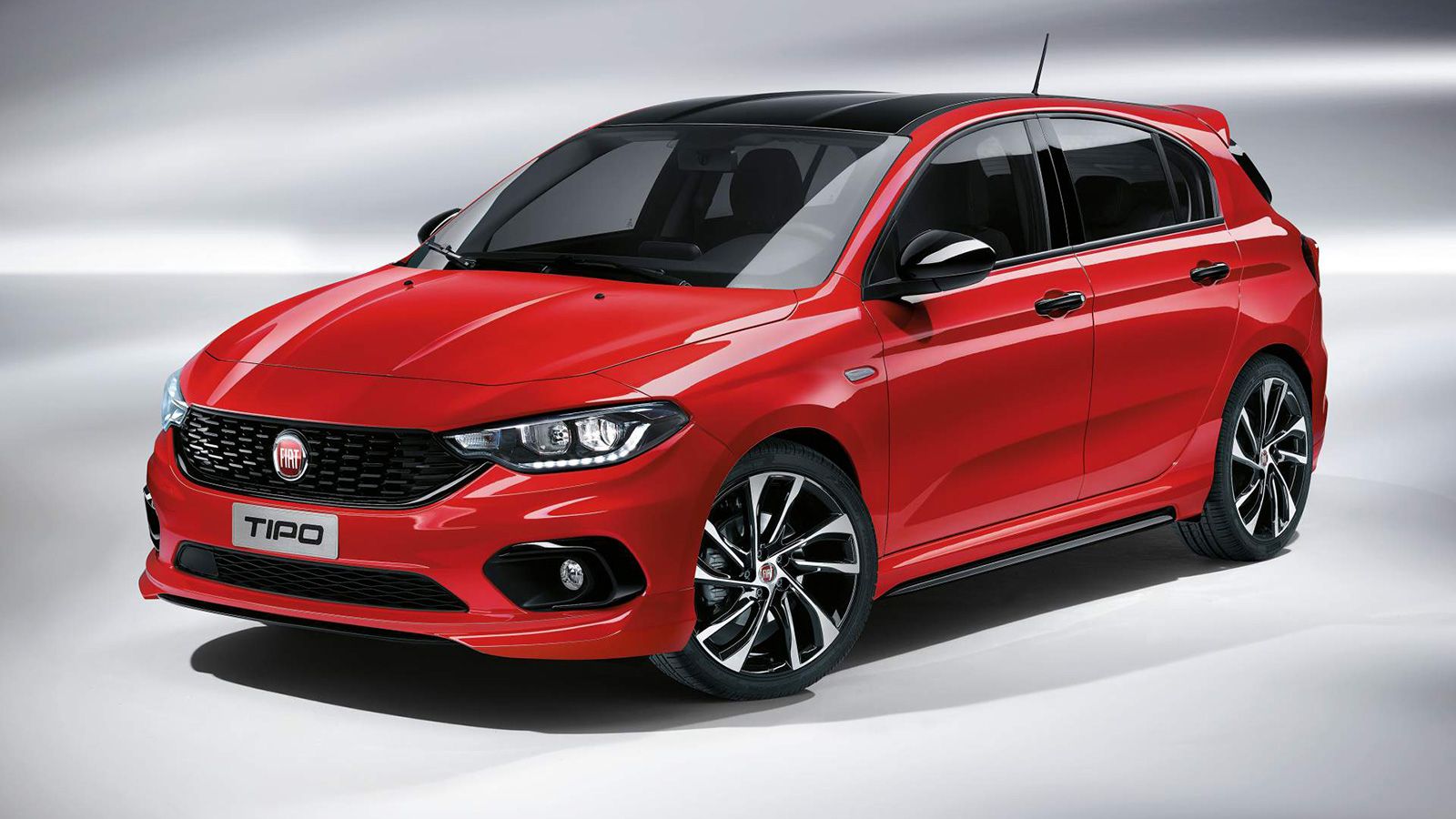 Το 5θυρο Tipo S-Design έρχεται με ένα πιο επιθετικά σχεδιασμένο εμπρόσθιο προφυλακτήρα και περισσότερο φουσκωμένες πλαϊνές ποδιές.