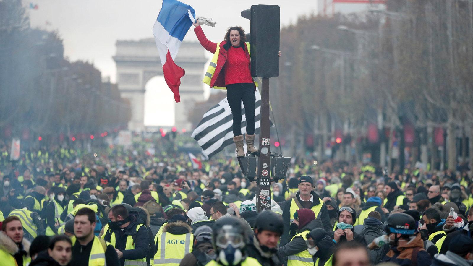 Οι πωλήσεις των καινούργιων αυτοκινήτων εντός του Δεκεμβρίου μειώθηκαν κατά 15%. Οι κινητοποιήσεις των Γάλλων πολιτών που έλαβαν χώρα τα Σάββατα οδήγη