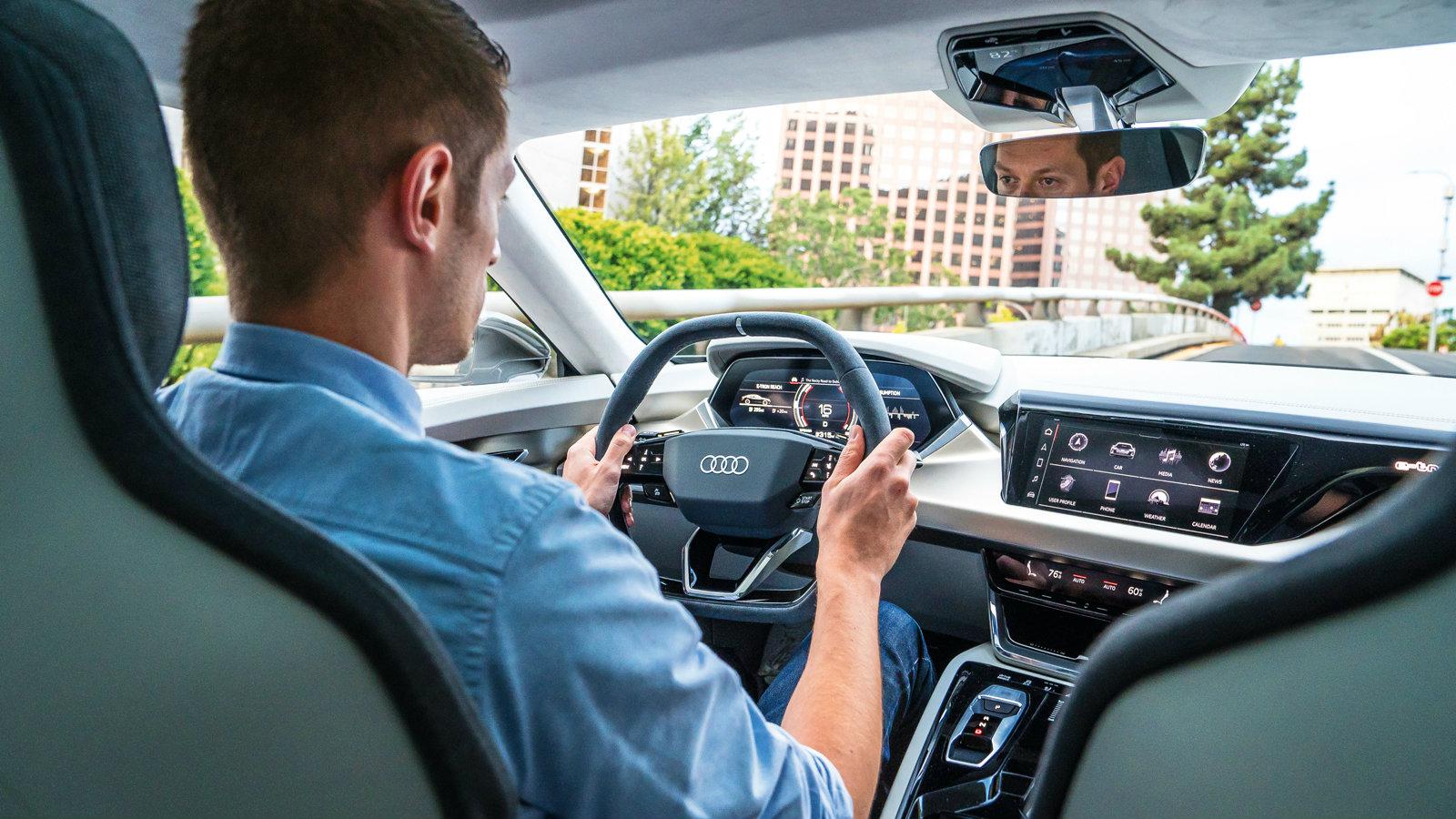 Στο vegan εσωτερικό του e- tron GT το τόνο δίνουν το εξάγωνο τιμόνι Alcantara και τα εξαιρετικής ποιότητας υλικά. Στο βασικό εξοπλισμό θα βρει κανείς 