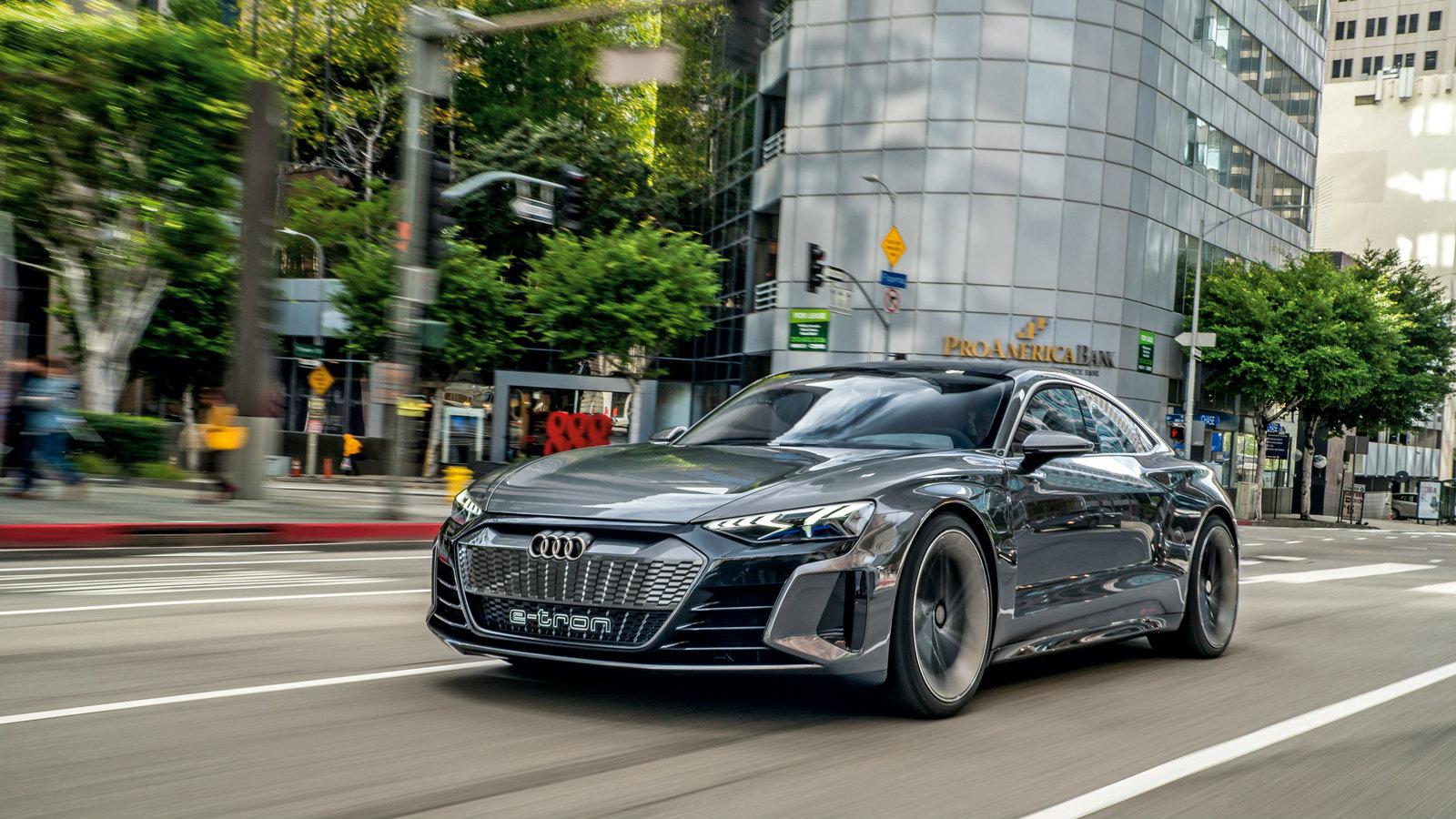 Η σχεδιαστική ταυτότητα του e-tron GT ενσωματώνει στοιχεία, τόσο από το Α8, όσο και από το ΤΤ, αν και αυτό είναι σαφώς πιο επιβλητικό και πιο «πομπώδε