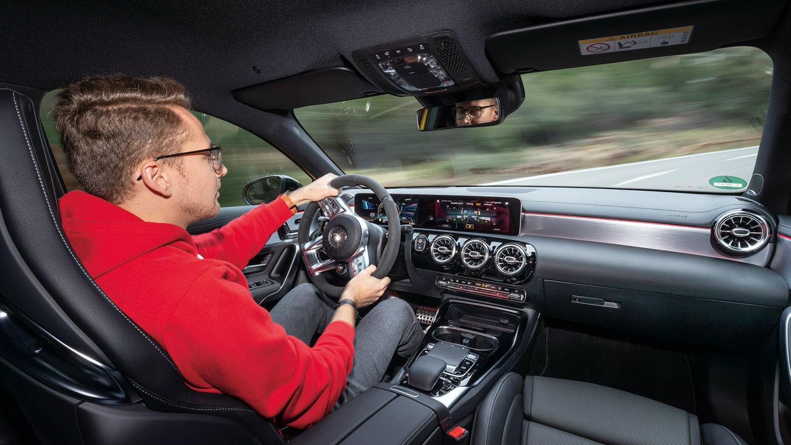 Εμφάνιση: Έξτρα ευρεία οθόνη (MBUX), πολλά στολίδια στο πιλοτήριο.