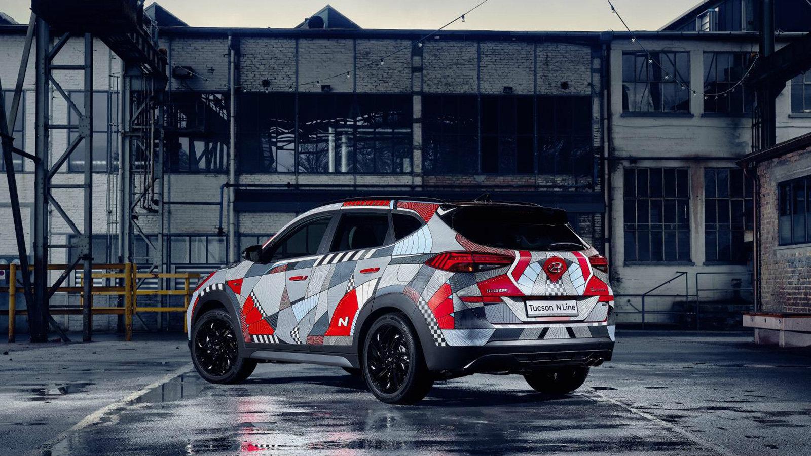 Ως αποτέλεσμα το μοναδικό Tucson N Line έλαβε ένα εξωτερικό σχεδιασμό με πολλά ασύμμετρα σχήματα και διαφορετικά χρώματα με το λογότυπο «Ν» να βρίσκετ