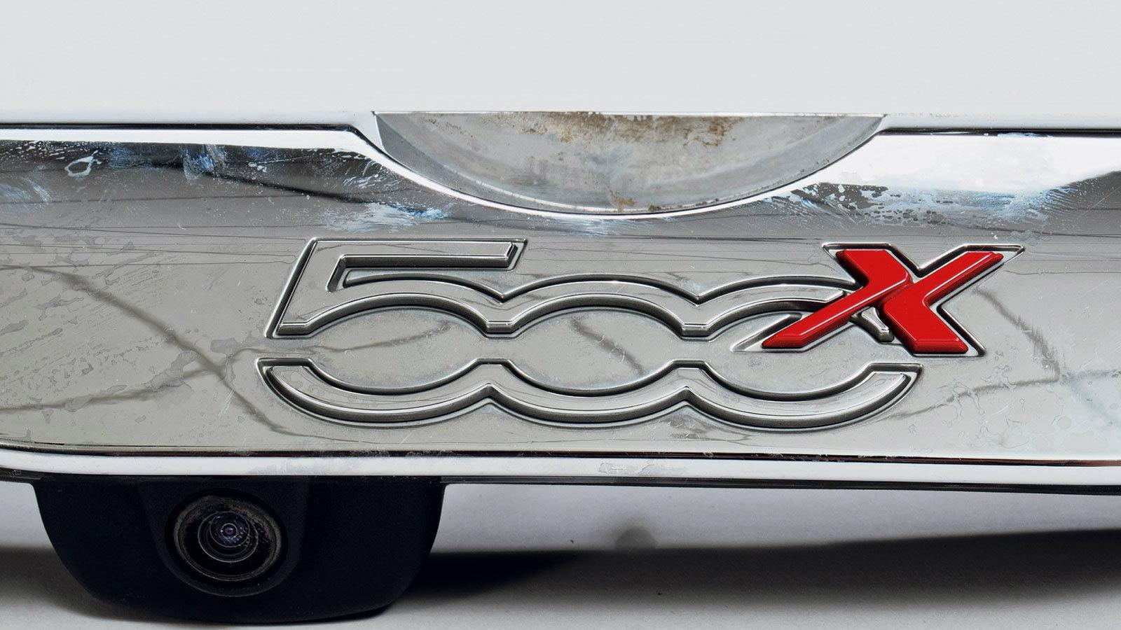 Το κόκκινο Χ τονίζει τον ιδιαίτερο χαρακτήρα του ιταλικού μικρού σε σχέση με τα άλλα 500αράκια. 