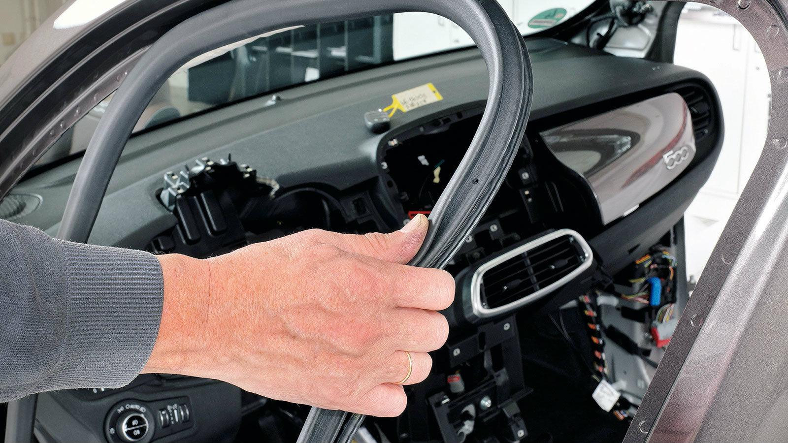 Οι πλαστικές τσιμούχες στα ανοίγματα των θυρών είναι ακλόνητες, ακόμη και μετά από τόσα πολλά χιλιόμετρα. 