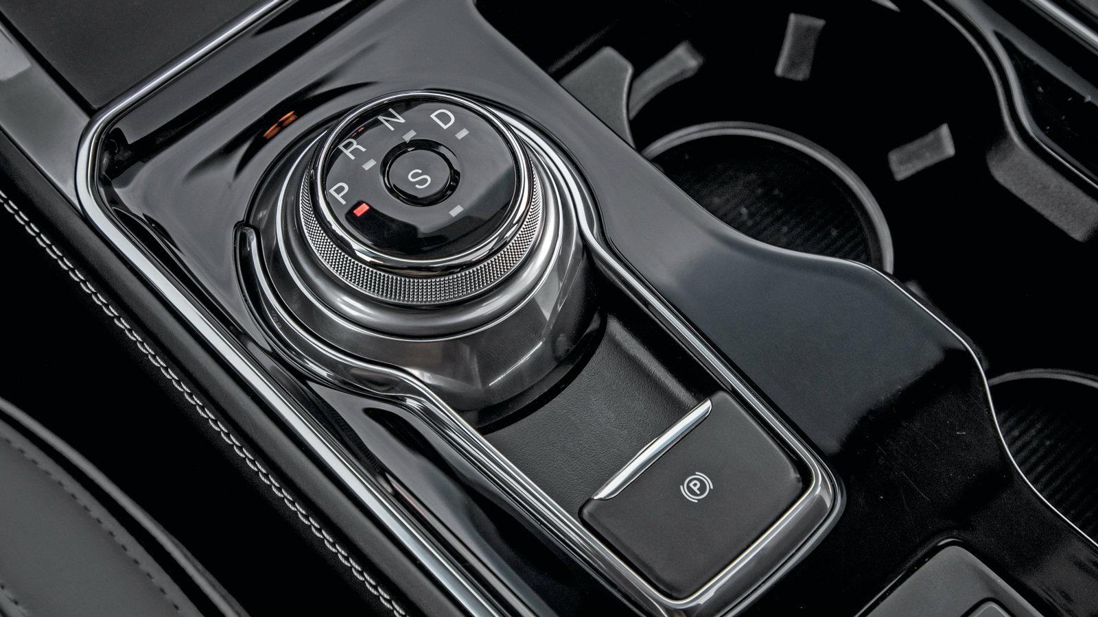 Το νέο αυτόματο κιβώτιο των 8 σχέσεων με τον περιστροφικό διακόπτη είναι ιδιαίτερα εύκολο στη χρήση του. 