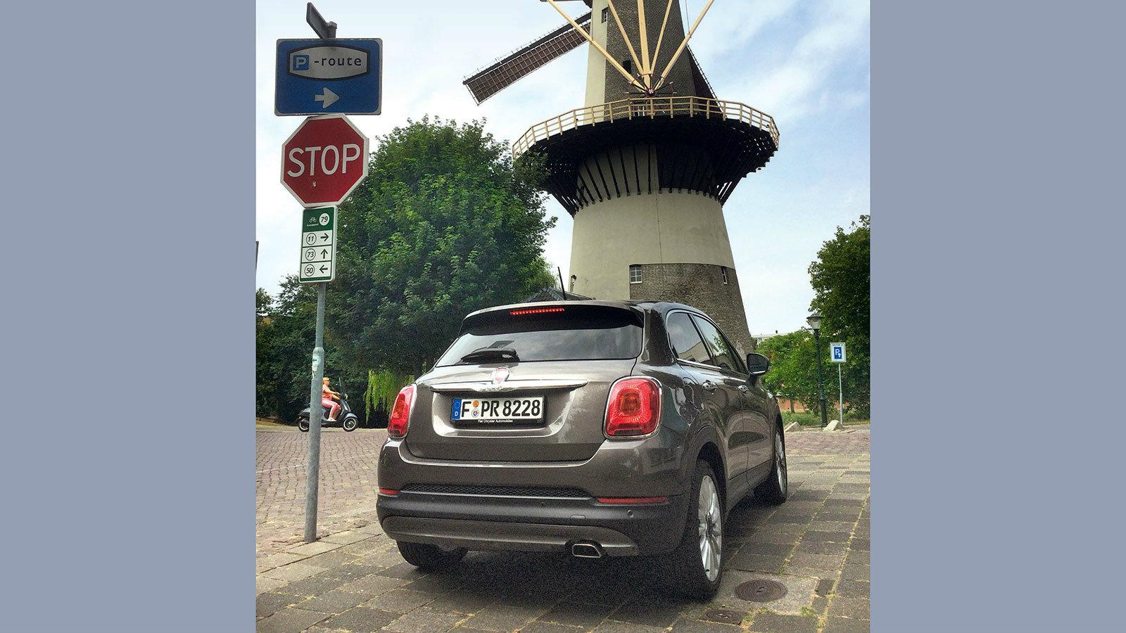 Μοντέρνα σχεδίαση στο πίσω μέρος.