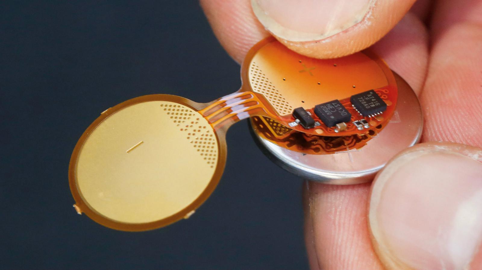 Γρήγορη συναρμολόγηση
Η προστασία είναι τυλιγμένη γύρω από την μπαταρία. Video οδηγός στο www.keylessprotector.de