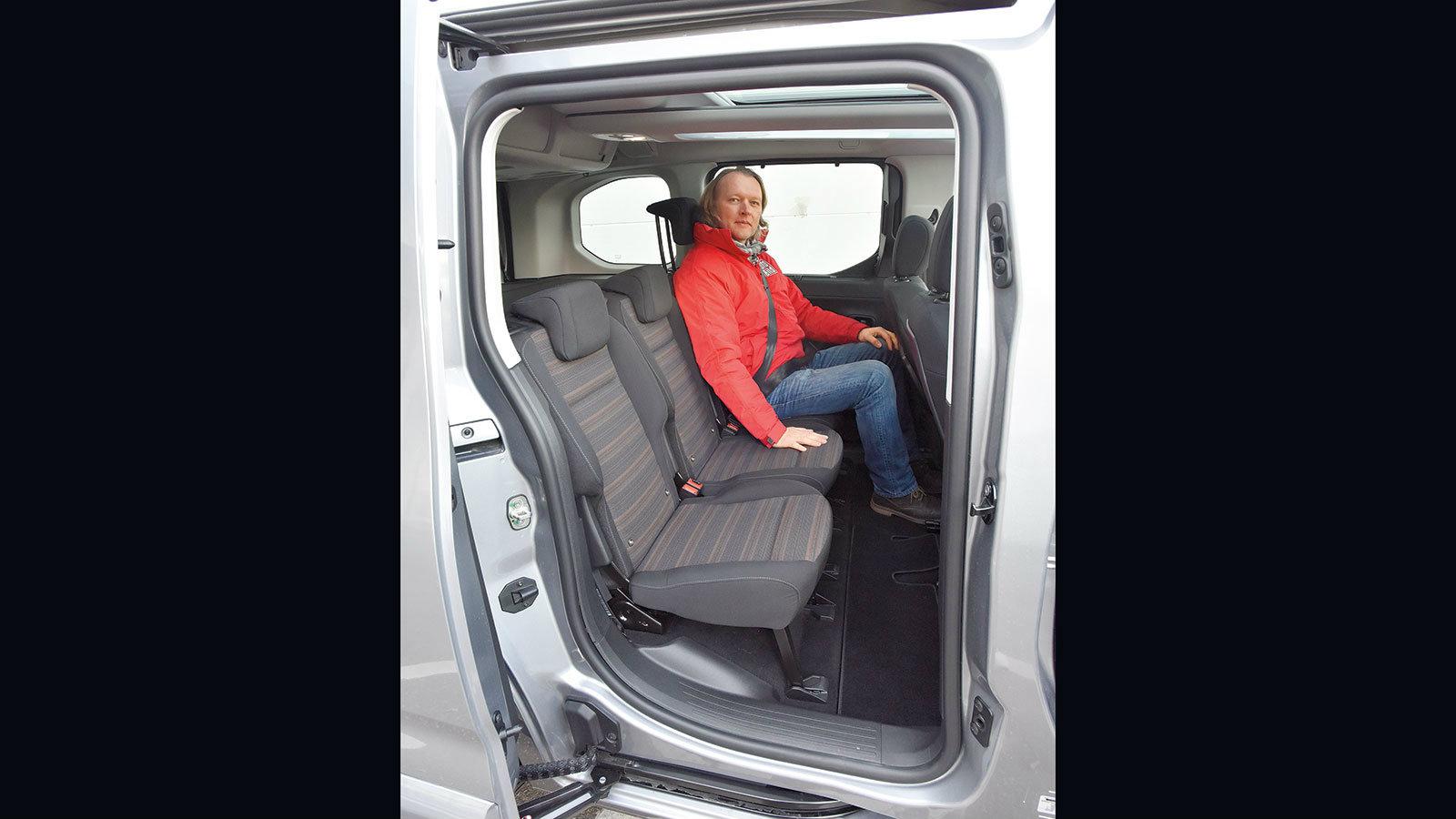 Ο χώρος για το κεφάλι είναι άφθονος. Μέτρια αισθητικά, αλλά και ποιοτικά είναι τα καθίσματα. 