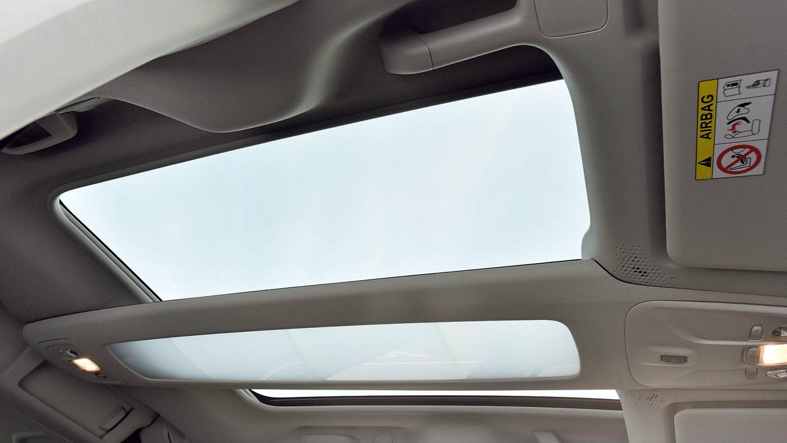 Πανοραμική οροφή με «παιγνιδιάρικο» φωτισμό και ρολό σκίασης. 