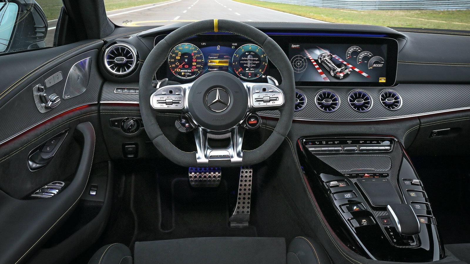 Όλα τα συστήματα είναι απενεργοποιημένα στη σπορ ρύθμιση. Το εσωτερικό είναι παράλληλα κομψό και δυναμικό.