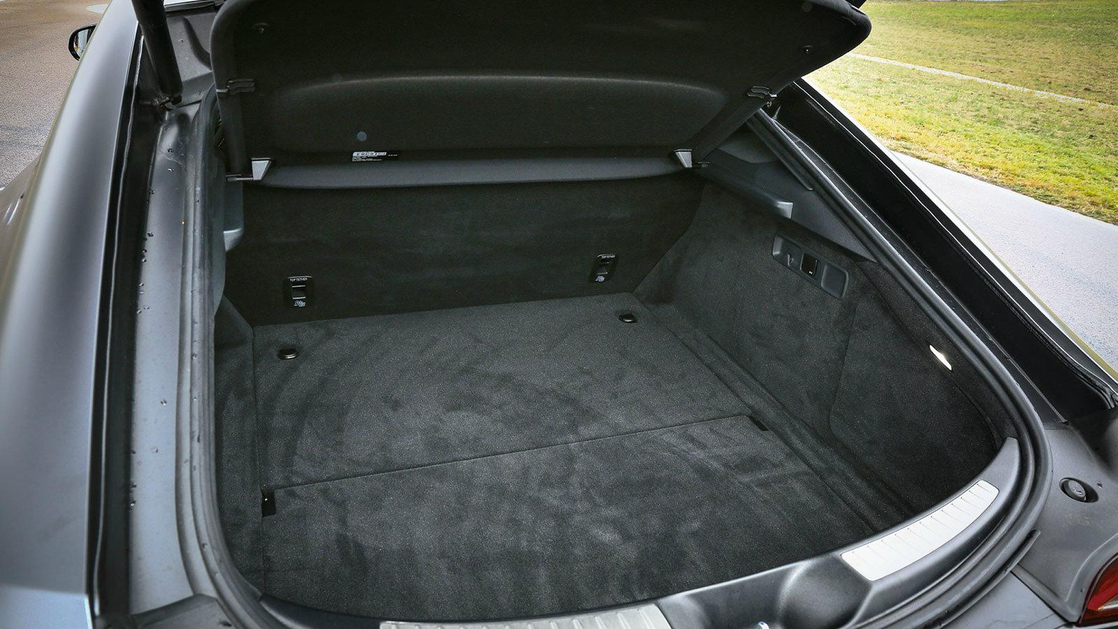 Μεγάλος χώρος με μέγιστη χωρητικότητα που φτάνει στα 1324 λίτρα. Σε αντίθεση με το δίθυρο GT, το κιβώτιο βρίσκεται μπροστά.