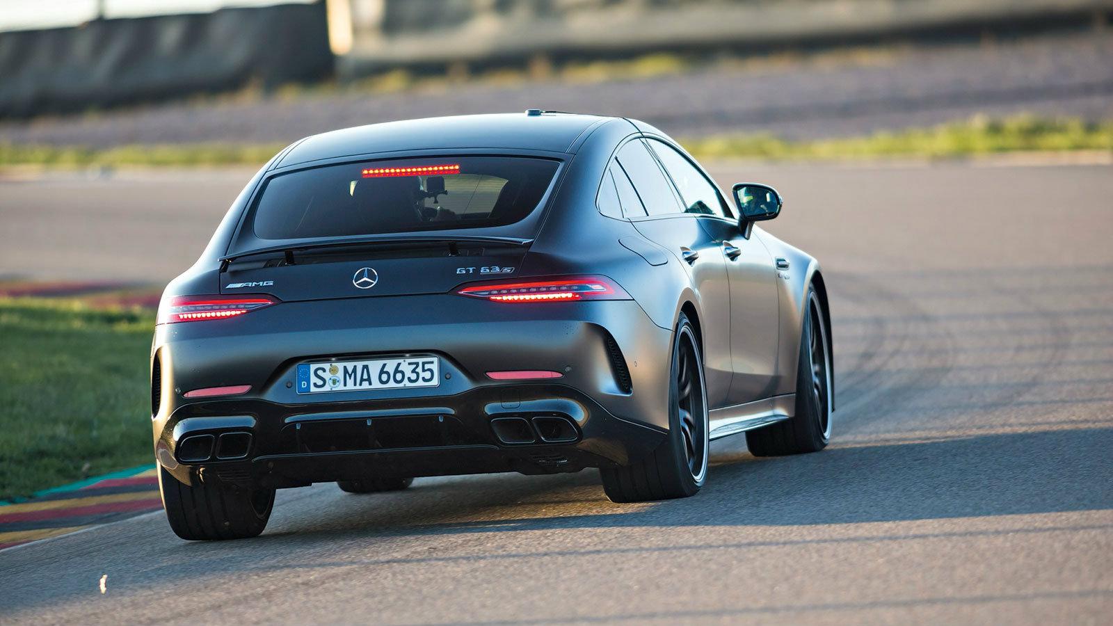 Το πίσω μέρος δεν προκαλεί κατ ΅ανάγκη ανατριχίλα, αλλά ο ήχος του V8 κάνει την καρδιάς να χτυπάει και τα αυτιά να κουδουνίζουν.